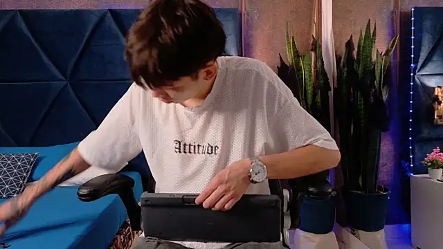 Snapshot of Lion_Foster01 chatting on October 2025 12:27:01 PM Lion Foster01 online show from October 2025 12:27:01 PM