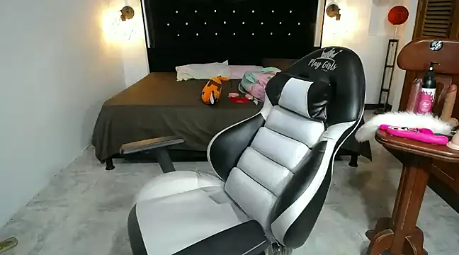 Snapshot of candy_hairy chatting on January 2025 06:12:01 AM candy hairy online show from January 2025 06:12:01 AM