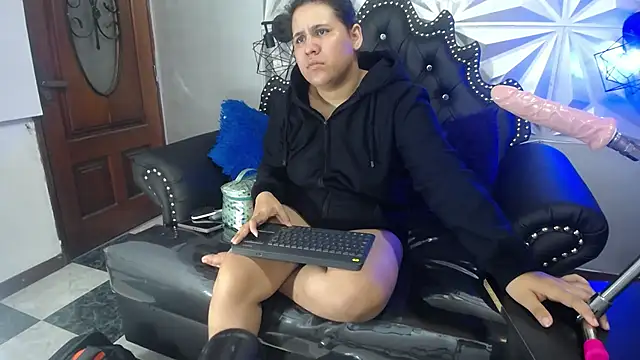 Snapshot of candy_hairy chatting on October 2025 03:29:02 AM candy hairy online show from October 2025 03:29:02 AM