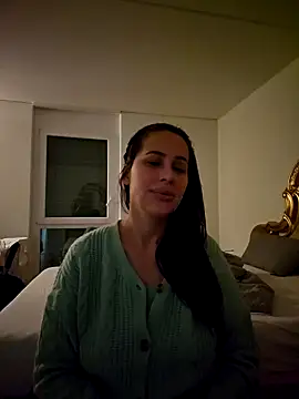 Snapshot of Liilii22 chatting on February 2025 09:40:01 PM Liilii22 online show from February 2025 09:40:01 PM