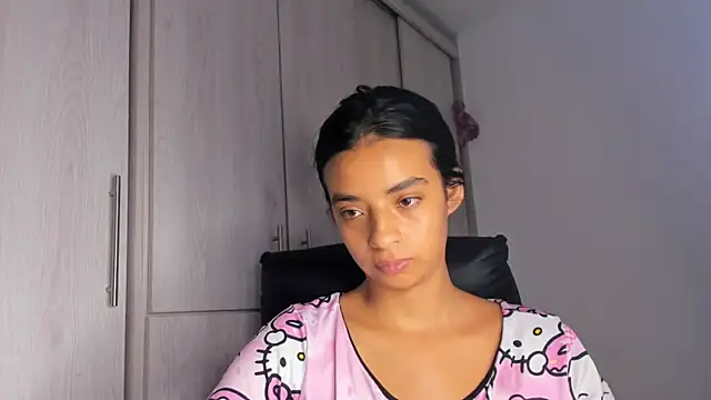 Laura fernandezII online show from November 2025 05:25:01 PM