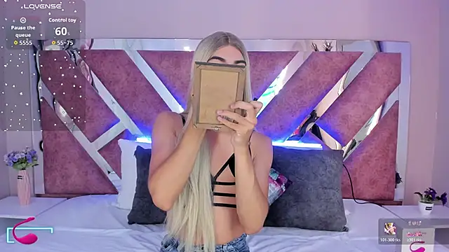 Snapshot of MaxiRogers chatting on November 2025 11:43:01 AM MaxiRogers online show from November 2025 11:43:01 AM