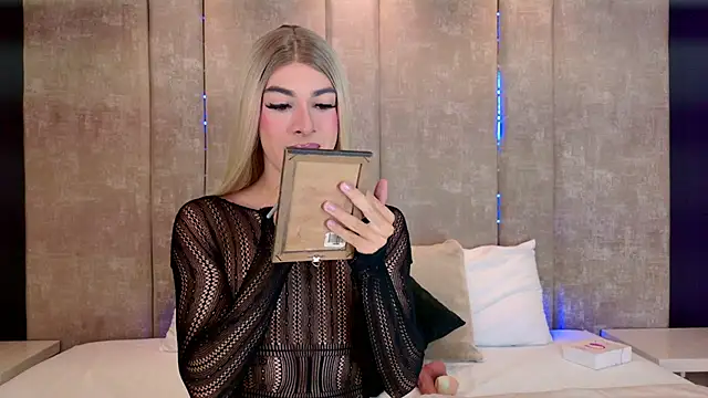 Snapshot of MaxiRogers chatting on November 2025 11:49:01 AM MaxiRogers online show from November 2025 11:49:01 AM