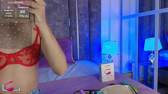 Snapshot of MaxiRogers chatting on November 2025 11:32:02 AM MaxiRogers online show from November 2025 11:32:02 AM