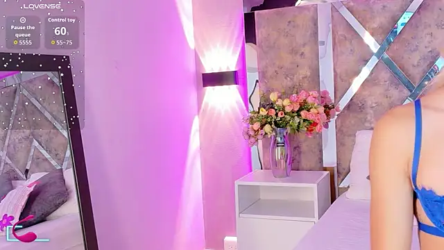 Snapshot of MaxiRogers chatting on November 2025 11:02:01 AM MaxiRogers online show from November 2025 11:02:01 AM