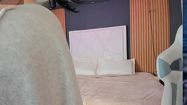 Snapshot of Lucy_Smith2 chatting on September 2025 08:45:01 PM Lucy Smith2 online show from September 2025 08:45:01 PM