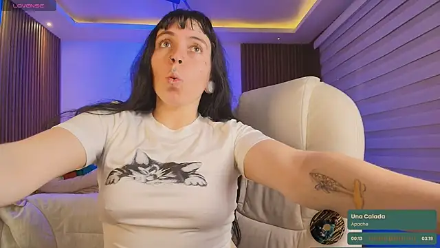 Snapshot of Lucy_Smith2 chatting on October 2025 07:51:01 PM Lucy Smith2 online show from October 2025 07:51:01 PM