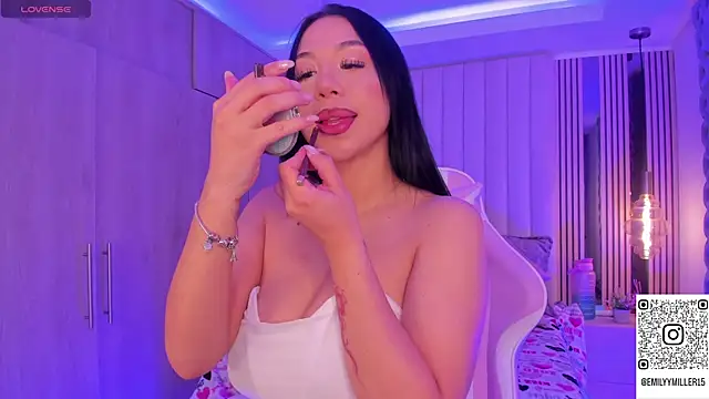 Snapshot of Emilyymilleer_ chatting on December 2024 04:20:01 PM Emilyymilleer online show from December 2024 04:20:01 PM