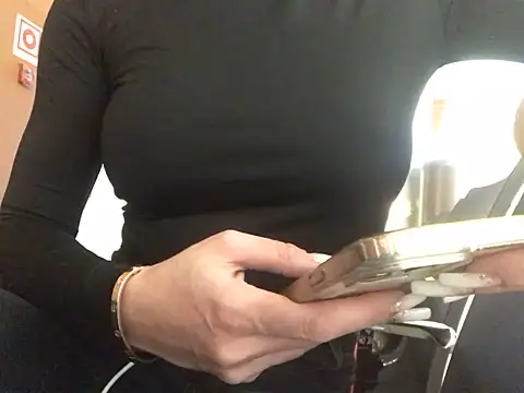 Snapshot of JulieErmesx chatting on December 2024 05:05:01 PM JulieErmesx online show from December 2024 05:05:01 PM