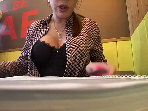 Snapshot of JulieErmesx chatting on January 2025 05:12:02 AM JulieErmesx online show from January 2025 05:12:02 AM