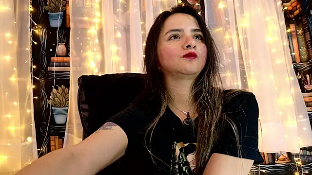 Snapshot of julietta___jackson chatting on June 2026 10:08:01 PM julietta jackson online show from June 2026 10:08:01 PM