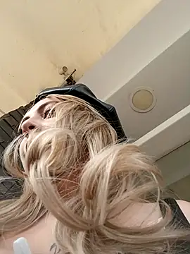 madelaine- online show from November 2025 08:09:01 PM