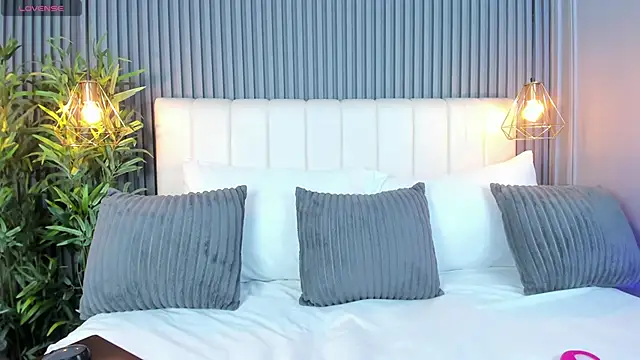 LinaGlam online show from November 2025 05:12:01 PM