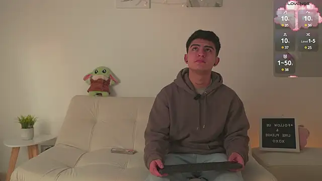 Snapshot of tommy_and_sophie chatting on January 2025 05:05:02 AM tommy and sophie online show from January 2025 05:05:02 AM