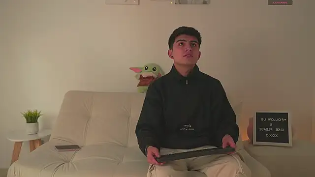 Snapshot of tommy_and_sophie chatting on January 2025 04:36:01 AM tommy and sophie online show from January 2025 04:36:01 AM