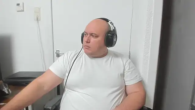 Snapshot of BigromeoXX chatting on December 2024 07:03:02 PM BigromeoXX online show from December 2024 07:03:02 PM