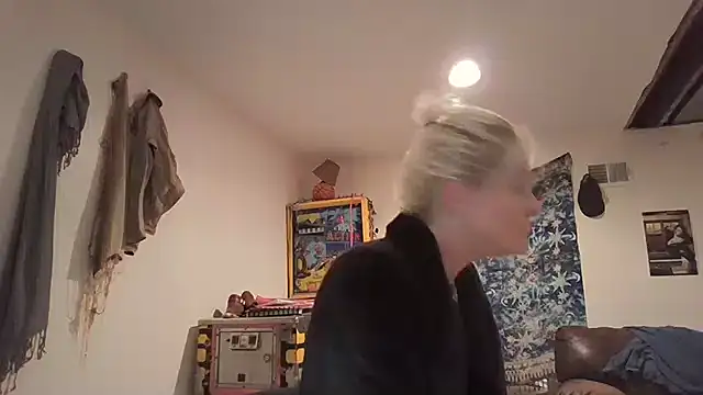 Snapshot of AddieAssets chatting on December 2024 05:42:01 AM AddieAssets online show from December 2024 05:42:01 AM