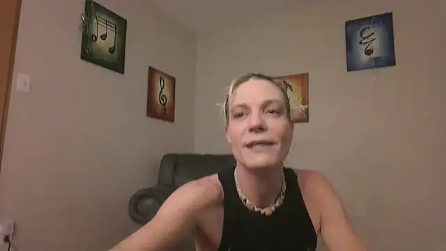 Snapshot of AddieAssets chatting on December 2024 04:45:02 AM AddieAssets online show from December 2024 04:45:02 AM