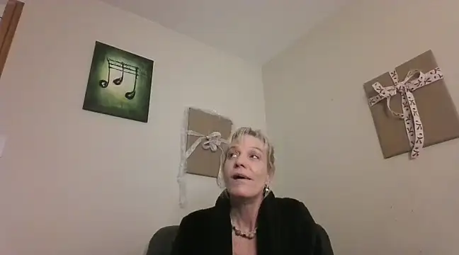 Snapshot of AddieAssets chatting on December 2024 07:28:01 AM AddieAssets online show from December 2024 07:28:01 AM