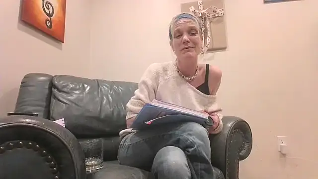 Snapshot of AddieAssets chatting on December 2024 07:08:01 AM AddieAssets online show from December 2024 07:08:01 AM