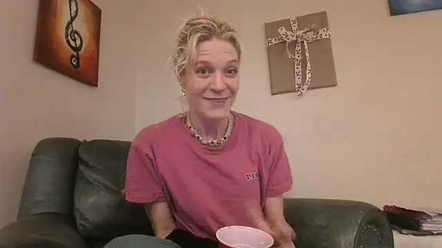 Snapshot of AddieAssets chatting on December 2024 06:49:02 AM AddieAssets online show from December 2024 06:49:02 AM