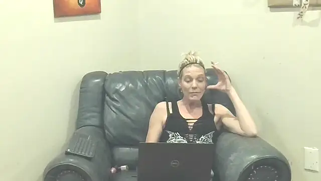 Snapshot of AddieAssets chatting on January 2025 07:07:01 AM AddieAssets online show from January 2025 07:07:01 AM