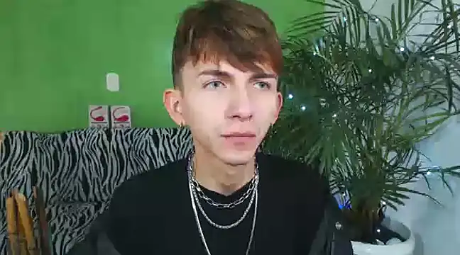 smallgiant27 online show from January 2025 07:39:01 PM