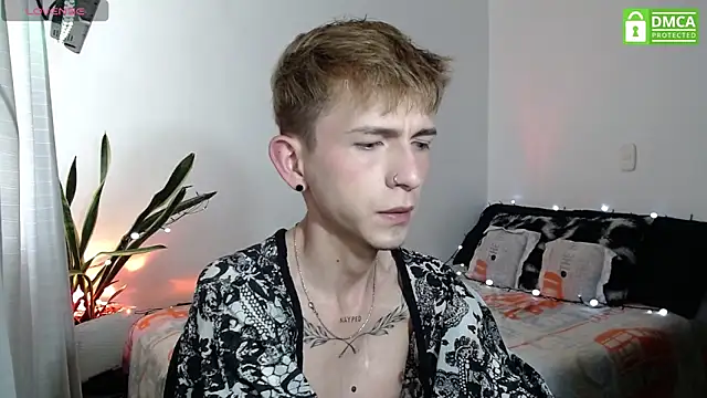 smallgiant27 online show from November 2025 08:42:01 PM