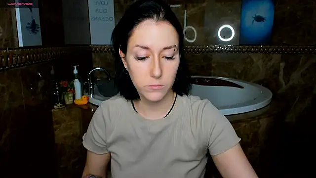 Snapshot of adell_berry chatting on March 2025 01:57:02 AM adell berry online show from March 2025 01:57:02 AM