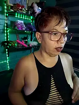 Snapshot of TRISH_MILF chatting on January 2025 12:59:01 AM TRISH MILF online show from January 2025 12:59:01 AM