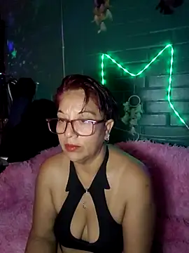 Snapshot of TRISH_MILF chatting on March 2025 01:02:02 AM TRISH MILF online show from March 2025 01:02:02 AM
