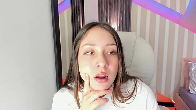 Snapshot of emily_layton chatting on September 2025 02:06:02 PM emily layton online show from September 2025 02:06:02 PM