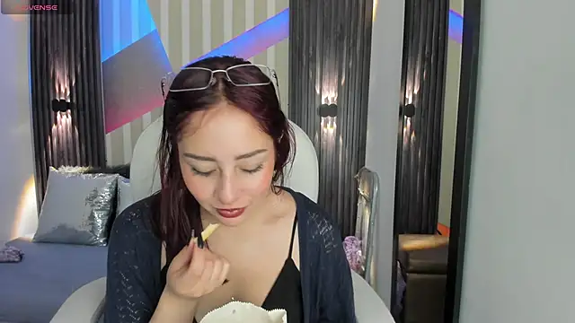 Snapshot of emily_layton chatting on November 2025 04:44:01 PM emily layton online show from November 2025 04:44:01 PM