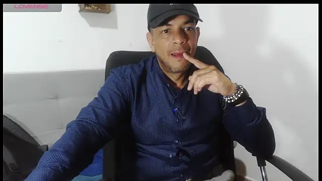 latinmartin73 online show from April 2026 10:56:02 PM