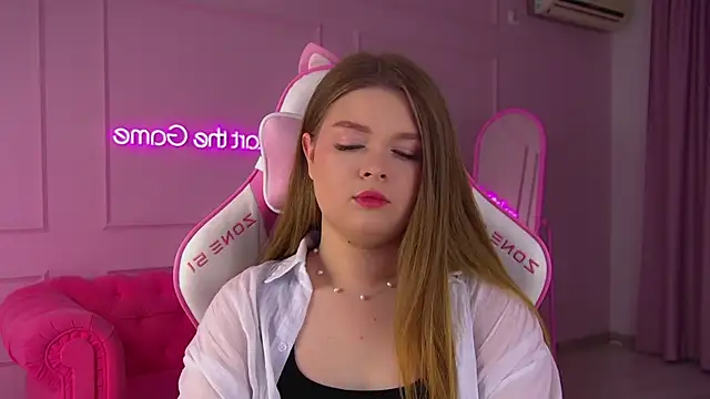 Snapshot of CrystalLyons chatting on November 2025 06:17:02 AM CrystalLyons online show from November 2025 06:17:02 AM