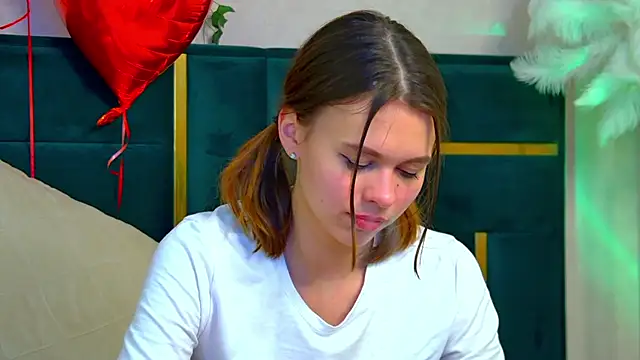 Snapshot of PollyLanders chatting on February 2025 01:10:01 AM PollyLanders online show from February 2025 01:10:01 AM