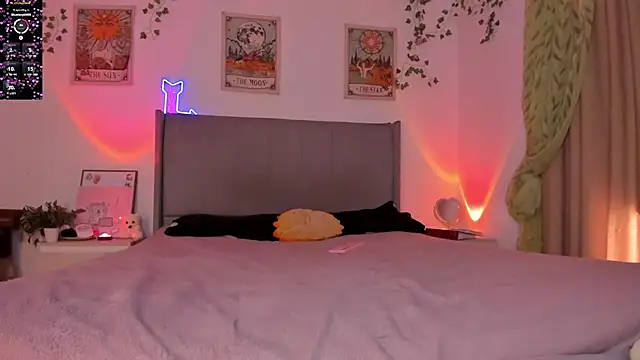 Whitekitty-exe online show from December 2025 07:09:01 PM