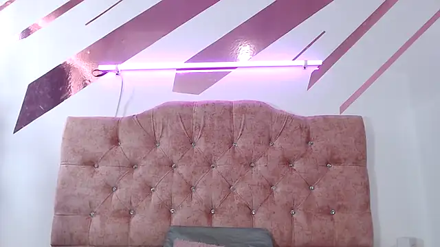 Kitten Hot  online show from February 2026 05:05:02 PM