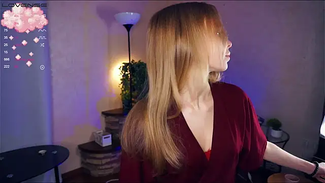 LynetBurby online show from December 2024 07:18:01 PM