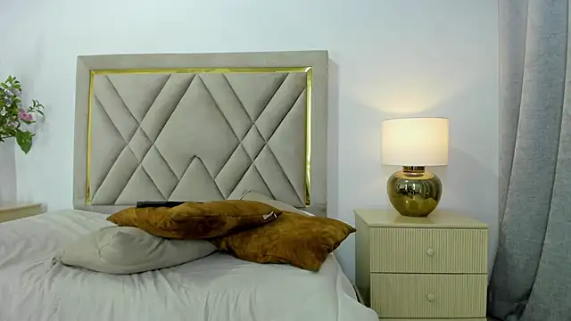 emily queen2 online show from April 2026 09:39:33 PM