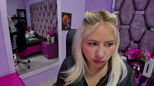 Snapshot of ConstansBlonde chatting on December 2024 01:39:01 PM ConstansBlonde online show from December 2024 01:39:01 PM