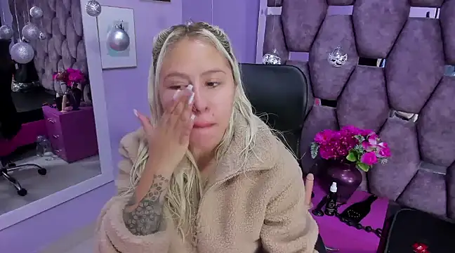 Snapshot of ConstansBlonde chatting on December 2024 01:28:02 PM ConstansBlonde online show from December 2024 01:28:02 PM