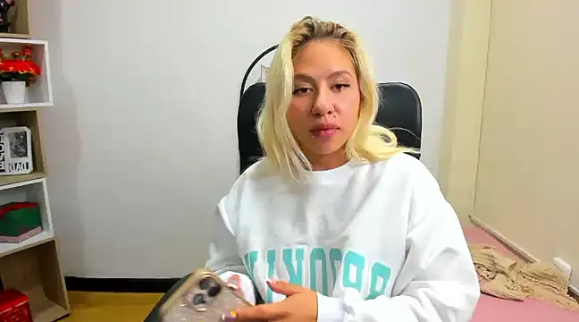 Snapshot of ConstansBlonde chatting on January 2025 11:21:01 PM ConstansBlonde online show from January 2025 11:21:01 PM