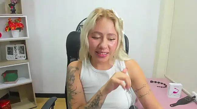 Snapshot of ConstansBlonde chatting on February 2025 10:55:01 PM ConstansBlonde online show from February 2025 10:55:01 PM