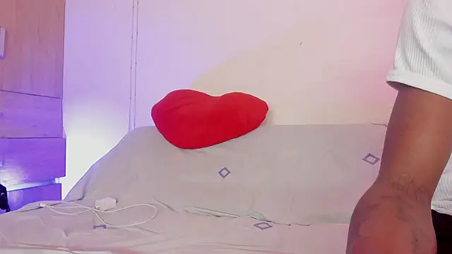 LoveBirds  1 online show from November 2025 10:56:02 PM