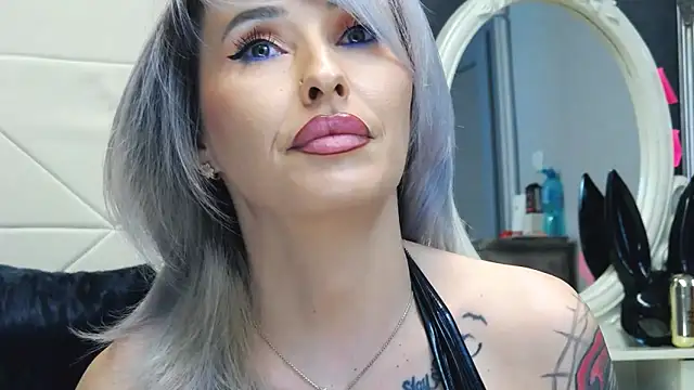 IssaSmith online show from February 2025 11:24:02 AM