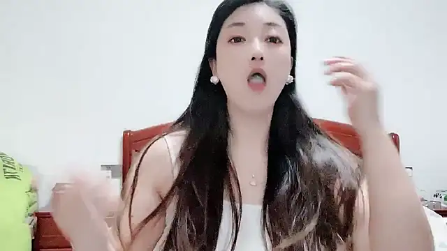 Snapshot of Lulu-y chatting on January 2025 04:18:02 AM Lulu-y online show from January 2025 04:18:02 AM