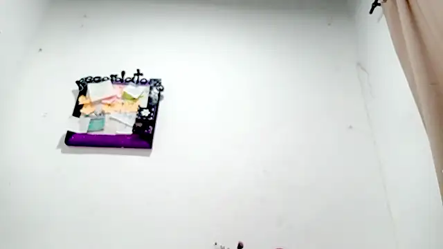 Snapshot of PetiteIvoryQueen19 chatting on December 2025 03:03:02 AM PetiteIvoryQueen19 online show from December 2025 03:03:02 AM