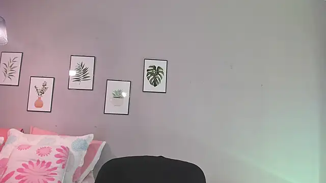 Snapshot of Maia_W10 chatting on October 2025 12:25:01 PM Maia W10 online show from October 2025 12:25:01 PM