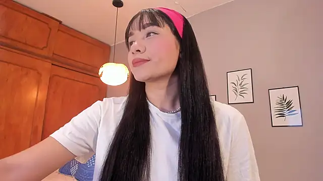 Snapshot of Maia_W10 chatting on November 2025 12:16:02 PM Maia W10 online show from November 2025 12:16:02 PM